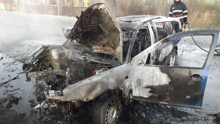 Imaginea articolului Un bărbat a murit în această dimineaţă după ce maşina în care se afla a luat foc în urma unui accident în Glina | FOTO