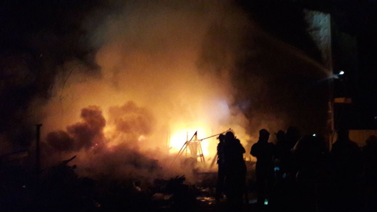 Imaginea articolului Vilă în flăcări. Incendiu în seara de Paşte, în Capitală | FOTO