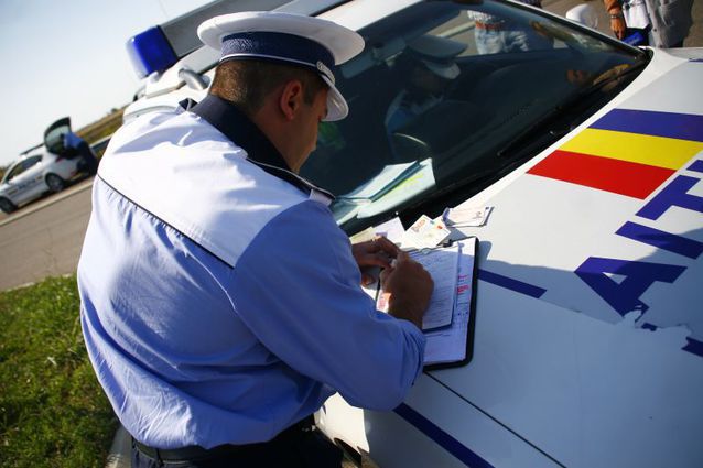 Imaginea articolului Un şofer din Craiova, amendat după ce a fugit de Poliţie folosind trotuarul pe post de bandă de accelerare
