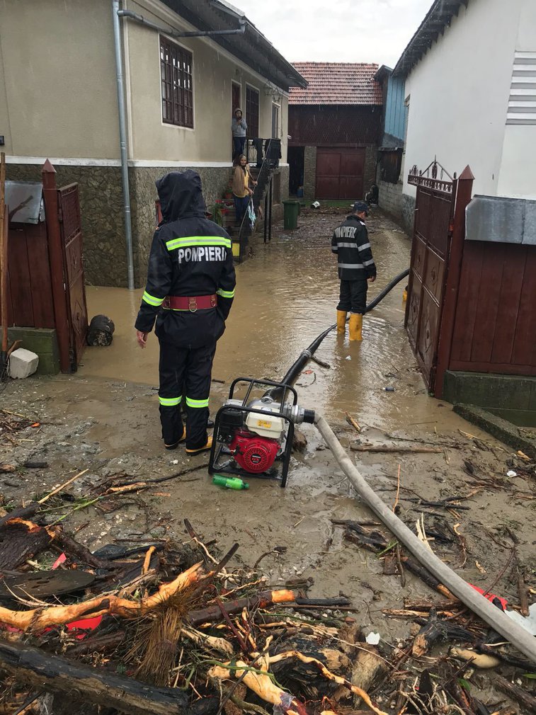 Imaginea articolului O viitură a făcut ravagii într-o comună din Vâlcea: zeci de gospodării au fost inundate, mai multe maşini, avariate. FOTO