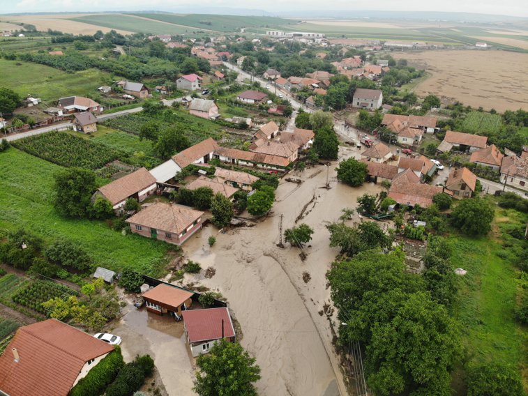 Imaginea articolului Bilanţ după furtunile din Alba: Peste 400 de gospodării au fost inundate. Armata, chemată în ajutor | FOTO, VIDEO