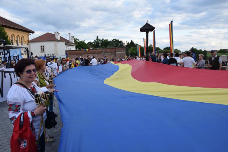 Imaginea articolului Susţinători ai unirii Moldovei cu România au plecat în „Marşul Centenarului”, din Alba. FOTO, VIDEO