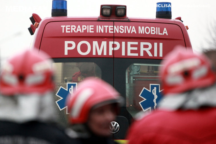 Imaginea articolului Accident teribil în Olt: Patru pompieri răniţi, după ce autospeciala de intervenţie s-a răsturnat
