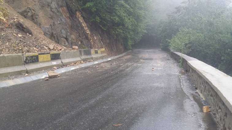 Imaginea articolului TRAFIC rutier, BLOCAT pe Valea Oltului. Precipitaţii abundente şi aluviuni scurse pe şosea. Pe unde este deviată circulaţia - FOTO