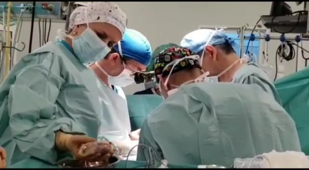 Imaginea articolului A fost realizat primul transplant pediatric de cord din România, din acest an. Intervenţia a durat 6 ore