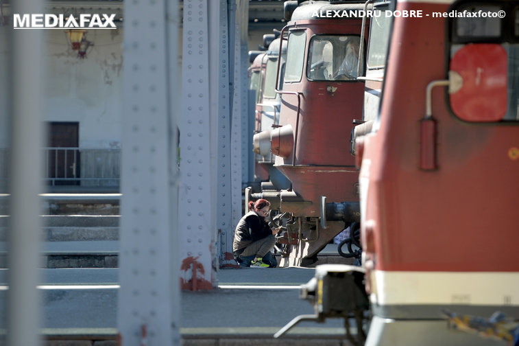 Imaginea articolului Şofer rănit grav după ce maşina sa a fost lovită de acceleratul Budapesta-Braşov/ Traficul feroviar, întrerupt