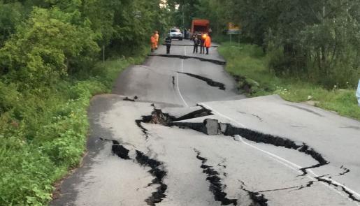 Imaginea articolului Arată ca după un CUTREMUR mare: Un drum naţional din Argeş a fost rupt de o alunecare de teren