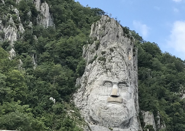 Imaginea articolului Decebal de la Dunăre. Povestea neştiută a celei mai înalte sculpturi în munte din Europa | FOTO