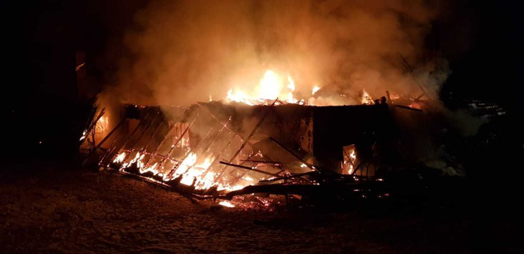 Imaginea articolului Incendiu puternic într-o zonă turistică din România. O casă, în flăcări la Moieciu. În zonă nu există hidranţi - VIDEO, FOTO