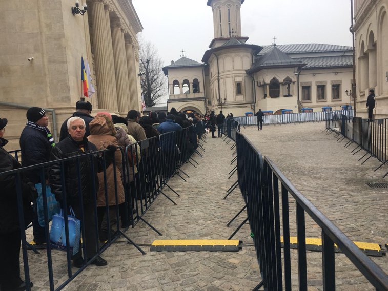Imaginea articolului Coadă la Catedrala Patriarhală din Bucureşti de Bobotează. Oamenii au venit şi de la ora 4 dimineaţa ca să ia apă sfinţită/ Patru persoane, aflate la slujbele de Bobotează, au avut nevoie de ajutor medical | FOTO, VIDEO