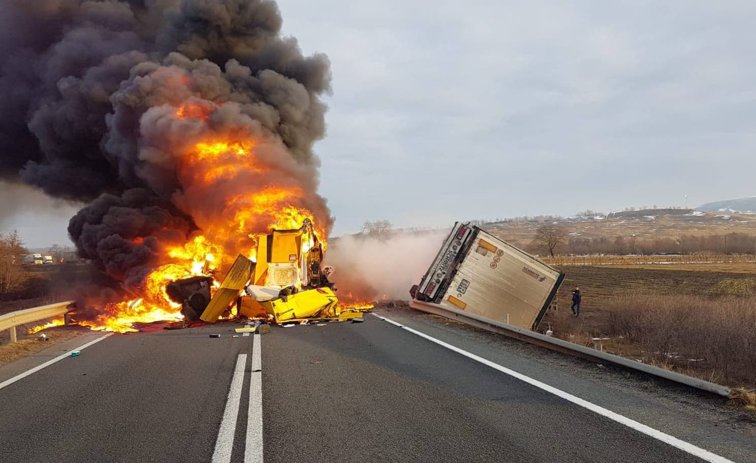 Imaginea articolului Accident grav pe un drum din Caraş-Severin: Şoferii a două TIR-uri au murit, după ce vehiculele s-au ciocnit frontal şi apoi au luat foc