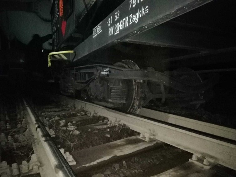Imaginea articolului Vagonul unui tren încărcat cu substanţe periculoase, deraiat în Caraş-Severin. Trafic feroviar închis - FOTO, VIDEO 