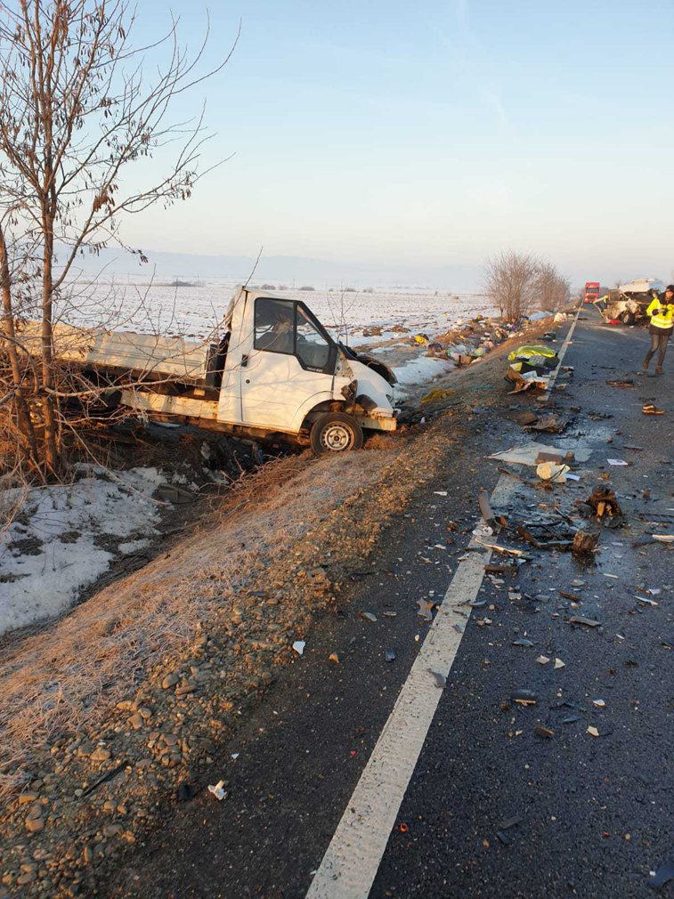 Imaginea articolului Accidentul grav din Suceava, în care au murit doi oameni, provocat de o defecţiune gravă a microbuzului