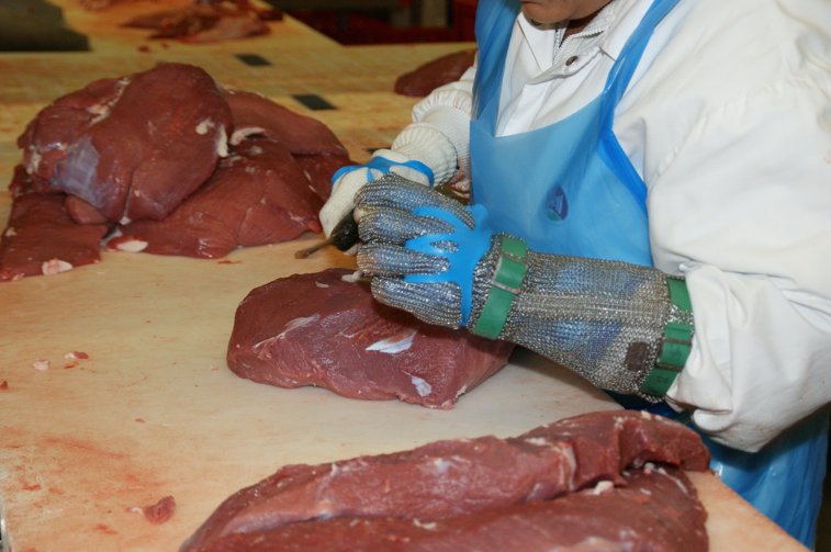 Imaginea articolului Puse sub sechestru: Aproape 2.000 de kilograme de produse din carne de porc, fără etichetă, descoperite într-un depozit din Timiş
