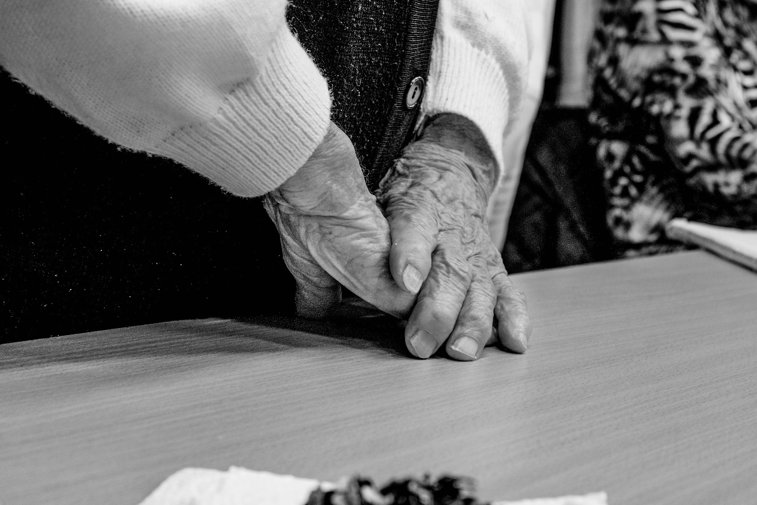 Imaginea articolului O bătrână de la azilul închis din Timiş a murit la spital. Familia spune că nu a primit tratament