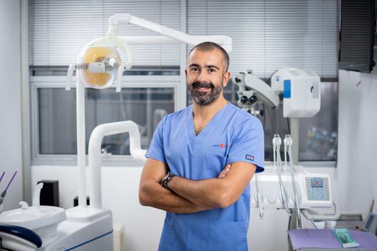 Imaginea articolului Dr. Şerban Atanasiu, stomatologul care oferă consultaţii la birou
