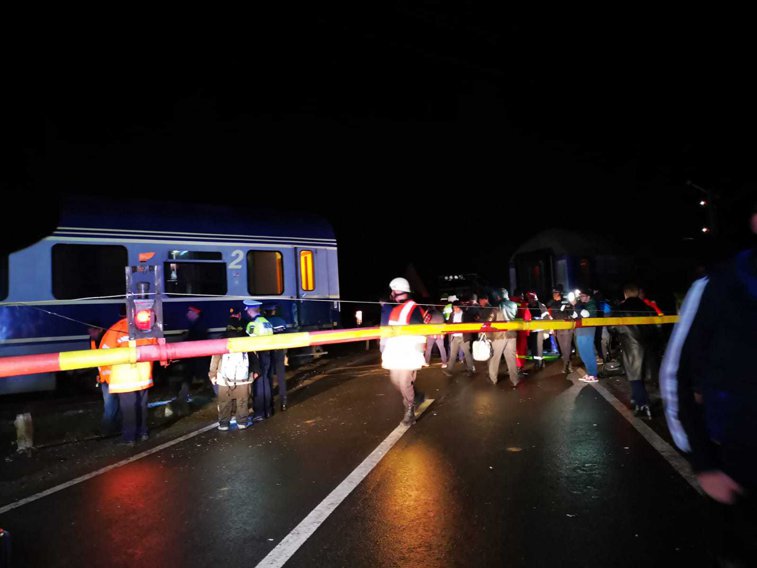 Imaginea articolului Trenul Sighetu Marmaţiei - Bucureşti a DERAIAT după ce locomotiva şi primul vagon au sărit de pe şine | FOTO, VIDEO