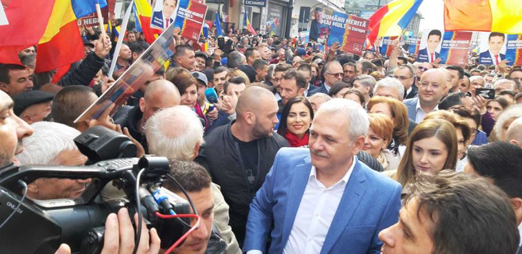 Imaginea articolului Miting PSD în centrul Craiovei. Dragnea îl atacă pe Iohannis: Să răspundă pentru „abuzuri” şi pentru „casele furate” | FOTO, VIDEO