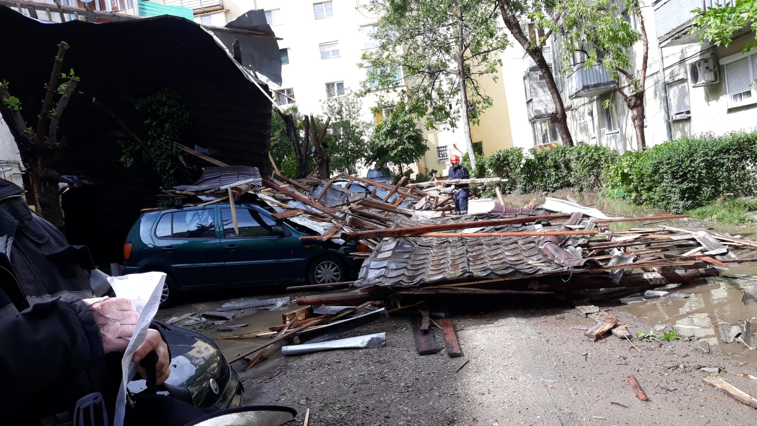 Imaginea articolului O furtună a făcut ravagii la Timişoara: Acoperiş căzut pe maşini şi copaci doborâţi la pământ | FOTO