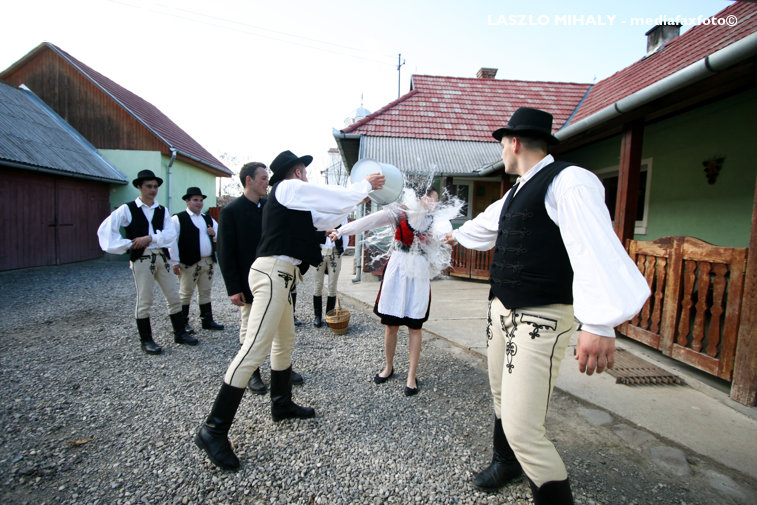 Imaginea articolului Tradiţie în a doua zi de Paşte în Oltenia: Băieţii stropesc fetele cu parfum, să le meargă bine. Ce primesc în schimb