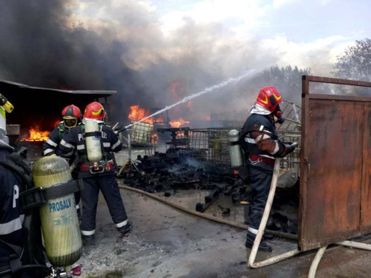 Imaginea articolului Incendiu VIOLENT la un depozit cu materiale de construcţii din Vâlcea: O femeie a suferit arsuri de gradul II/ Populaţia, avertizată prin RO-ALERT, din cauza degajărilor mari de fum | VIDEO