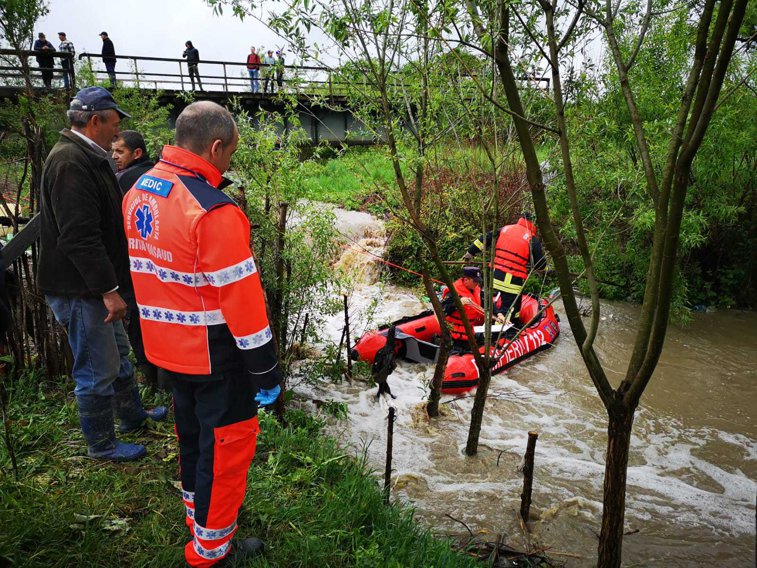 Imaginea articolului Operaţiune cu final tragic: Copilul de 4 ani luat de ape în Bistriţa a fost găsit mort