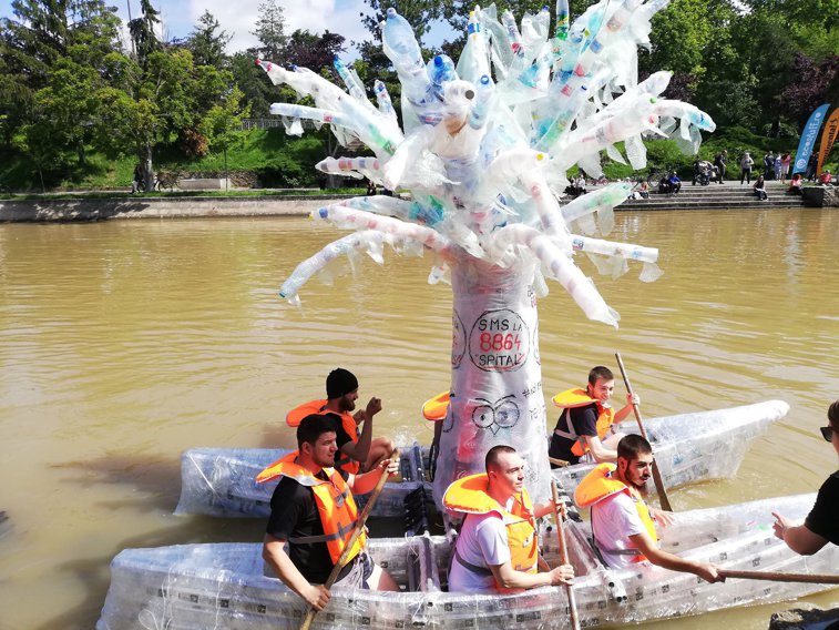Imaginea articolului Cursă neconvenţională la Timişoara: Bărci din sticle de plastic, carton sau ţevi PVC s-au întrecut pe râul Bega | FOTO, VIDEO