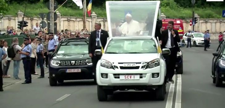 Imaginea articolului Prima călătorie a lui Papa Francisc cu papamobilul în România, pe drumul către Catedrala Sfântul Iosif 
