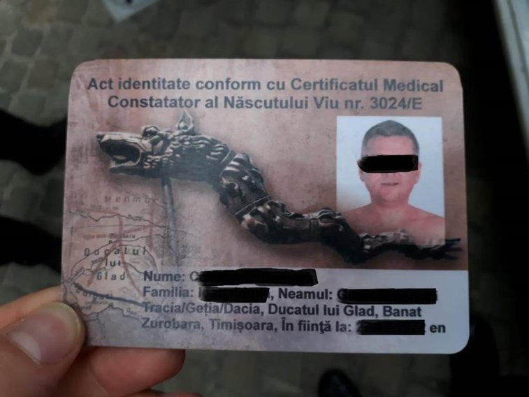 Imaginea articolului Bărbat cu buletin de „născut viu”, amendat de poliţişti, după ce şi-a parcat maşina într-un loc interzis | FOTO