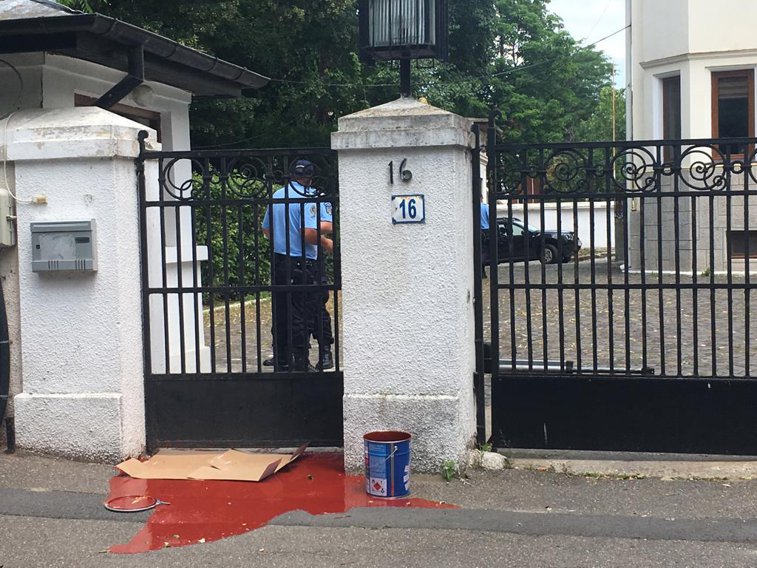 Imaginea articolului Act de vandalism: Vopsea roşie la sediul Secţiei de anchetă a magistraţilor. Poarta a fost închisă cu lacăt | FOTO, VIDEO