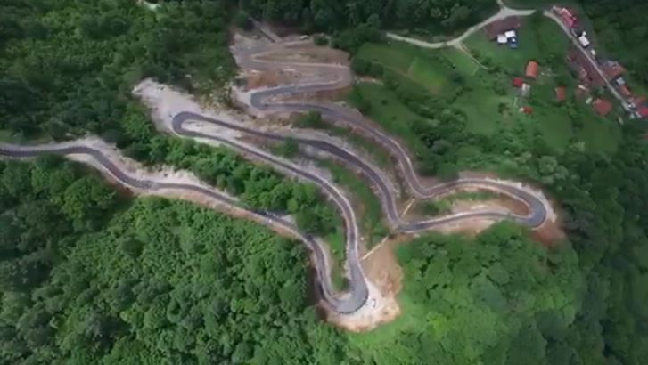 Imaginea articolului Drumul spectaculos, recent inaugurat, care poate concura cu Transalpina sau Transfăgărăşan. Şoseaua a fost săpată în munte | VIDEO