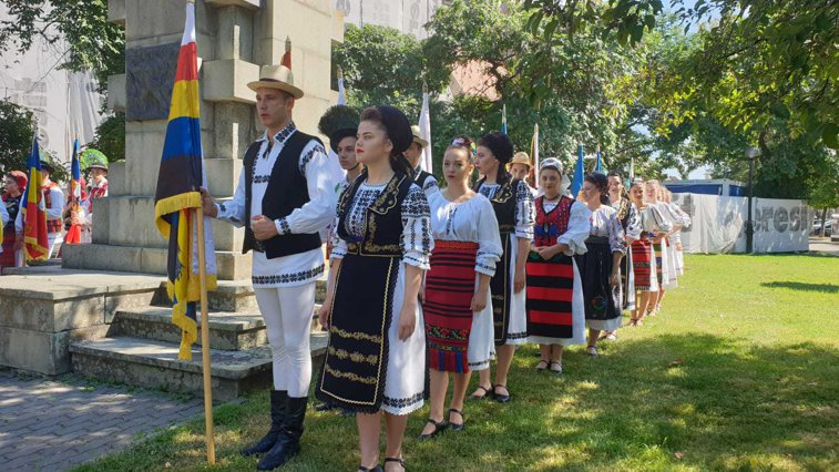 Imaginea articolului Eveniment unic în România: Paradă cu 24 de steaguri istorice, la Bistriţa | GALERIE FOTO, VIDEO