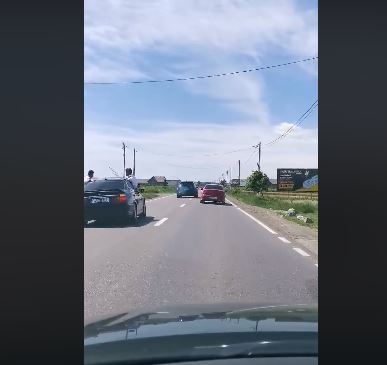 Imaginea articolului TERIBILISM dus la extrem pe un drum naţional: Şoferi filmaţi când conduceau în ZIG-ZAG, în timp ce doi pasageri erau ieşiţi pe geam 