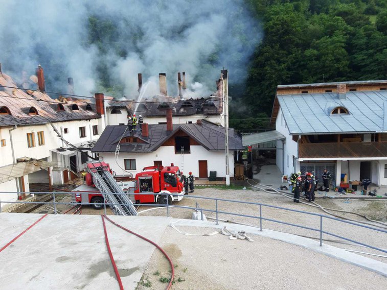 Imaginea articolului Incendiul de la Mănăstirea Râmeţ a fost stins după 7 ore. Jumătate din acoperişul ars s-a prăbuşit | VIDEO, FOTO