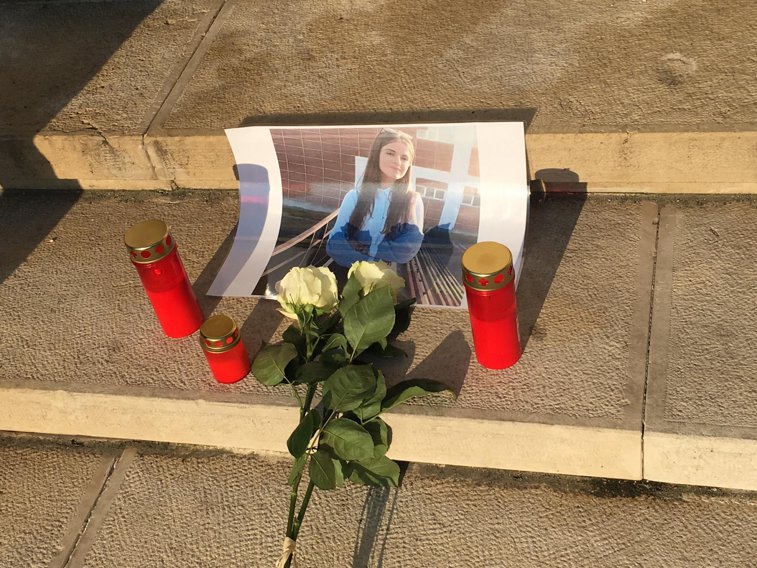 Imaginea articolului PROTEST TĂCUT în faţa Ministerului de Interne faţă de cazul celor două adolescente care ar fi fost răpite şi ucise la Caracal | FOTO, VIDEO