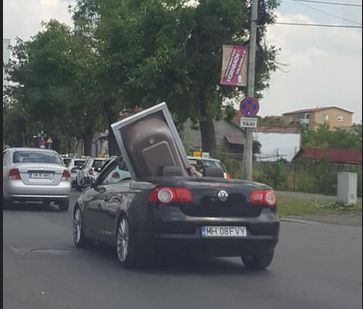 Imaginea articolului Cadă transportată într-o maşină decapotabilă, la Timişoara