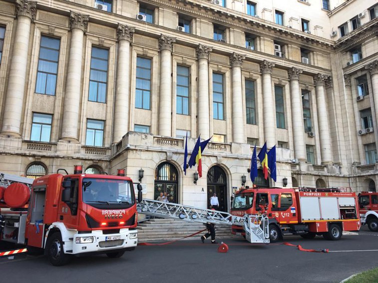 Imaginea articolului Intervenţie în centrul Capitalei. UPDATE: Incendiul din sediul MAI a fost stins/ Nu a fost nevoie de evacuarea angajaţilor