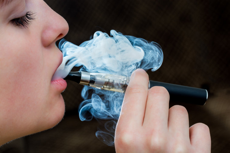 Imaginea articolului Pintea anunţă măsuri împotriva dispozitivelor pentru fumat cu tutun încălzit: Consumul poate duce la „efecte grave pe termen scurt”
