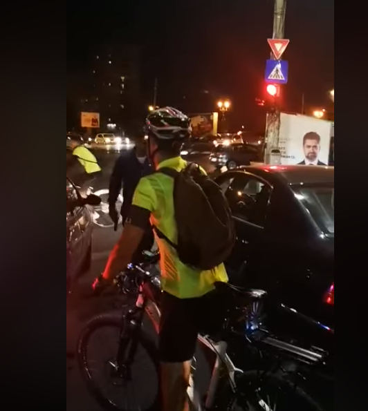Imaginea articolului Incident în traficul din Capitală: Un şofer a ieşit din maşină şi a scos un pistol în faţa unor biciclişti | VIDEO