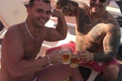 Imaginea articolului Un poliţist este anchetat după ce a publicat o poză în care ciocneşte o halbă de bere cu un interlop din clanul Corduneanu