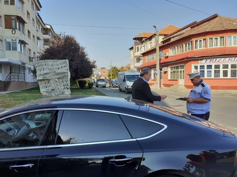 Imaginea articolului O nouă încălcare a regulilor de circulaţie. Darius Vâlcov, amendat după ce şi-a parcat maşina într-un loc nepermis
