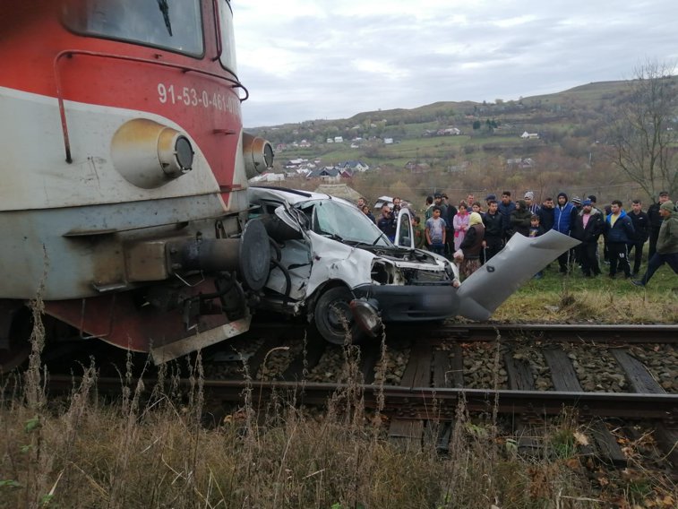 Imaginea articolului FOTO | Trei persoane rănite, din care una încarcerată, după ce o maşină a fost lovită de tren în Suceava
