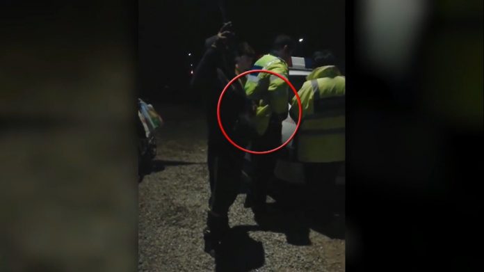 Imaginea articolului Tupeu fără limite: Un bărbat a fost filmat în timp ce fură ţigările din buzunarul unui poliţist - VIDEO