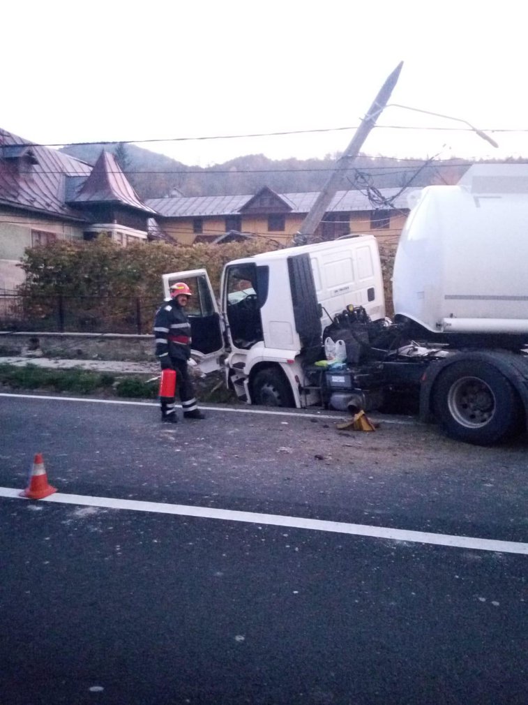 Imaginea articolului Accident pe DN1: O cisternă cu zeci de tone de combustibil a lovit un stâlp de electricitate - FOTO