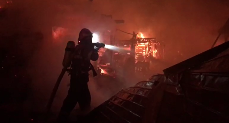 Imaginea articolului VIDEO | Incendiu devastator în Bistriţa-Năsăud: Patru case au fost mistuite de flăcări