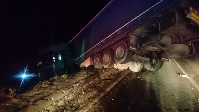 Imaginea articolului TIR răsturnat pe calea ferată, în Suceava. ISU, despre circulaţia feroviară între Moldova şi Transilvania: Nu va fi întreruptă- FOTO