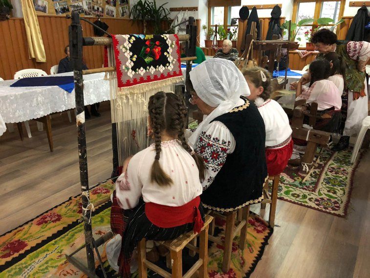 Imaginea articolului Comuna din România unde tradiţiile nu au dispărut. Elevii învaţă arta meşteşugurilor de la bătrânele satului - FOTO, VIDEO