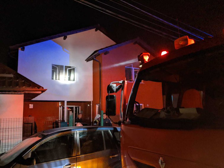 Imaginea articolului Incendiu într-o locuinţă din Bistriţa. Patru adulţi şi 10 copii, transportaţi la spital după ce s-au intoxicat cu fum