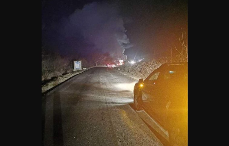 Imaginea articolului Camion încărcat cu lemne, cuprins de flăcări pe un drum naţional din judeţul Gorj. FOTO, VIDEO