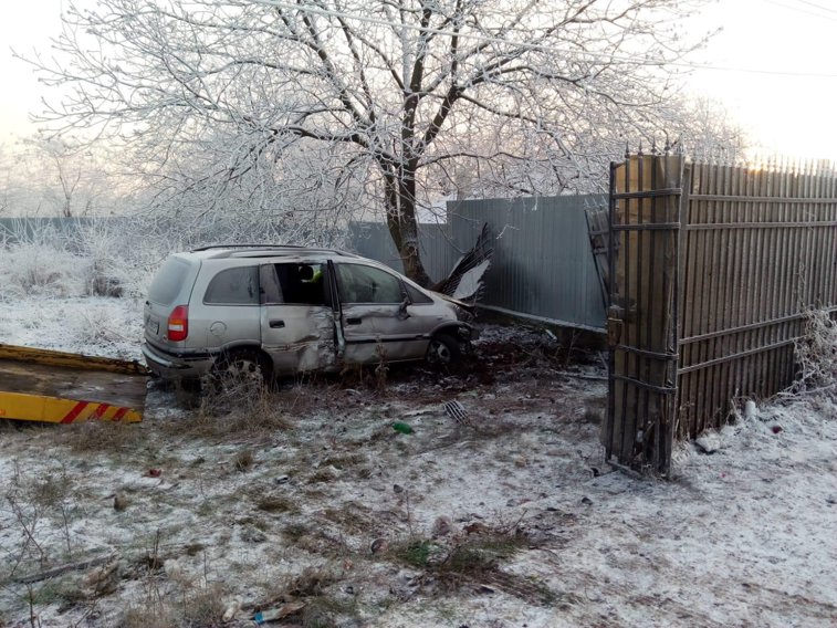 Imaginea articolului Trei persoane rănite după ce o maşină a ieşit de pe drum şi s-a izbit de un gard în Prahova